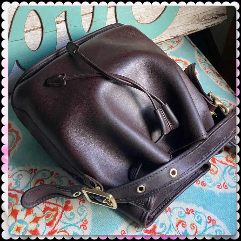 Elegant Brown Leather Bucket Bag - Picture 4 of 16